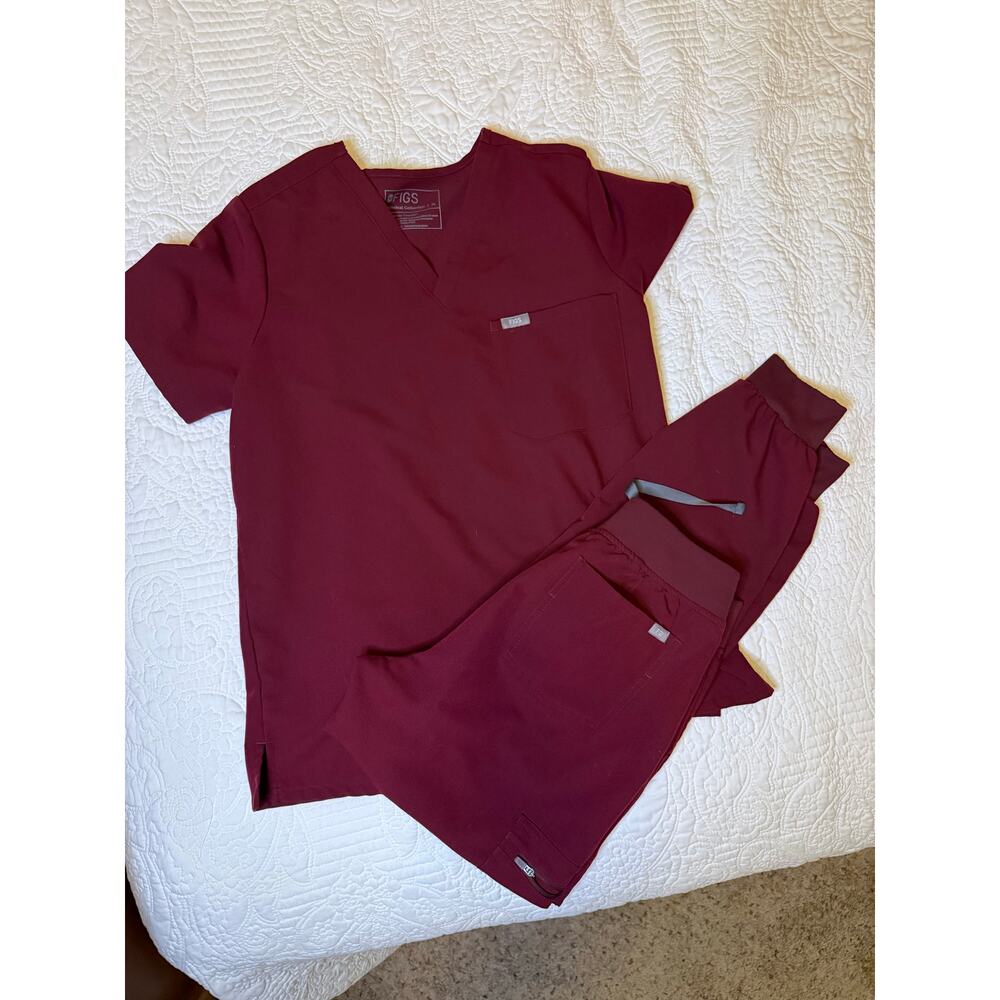 Figs Women’s Burgundy Scrub Set Catarina Medium Top and Small Zamora jogger pant